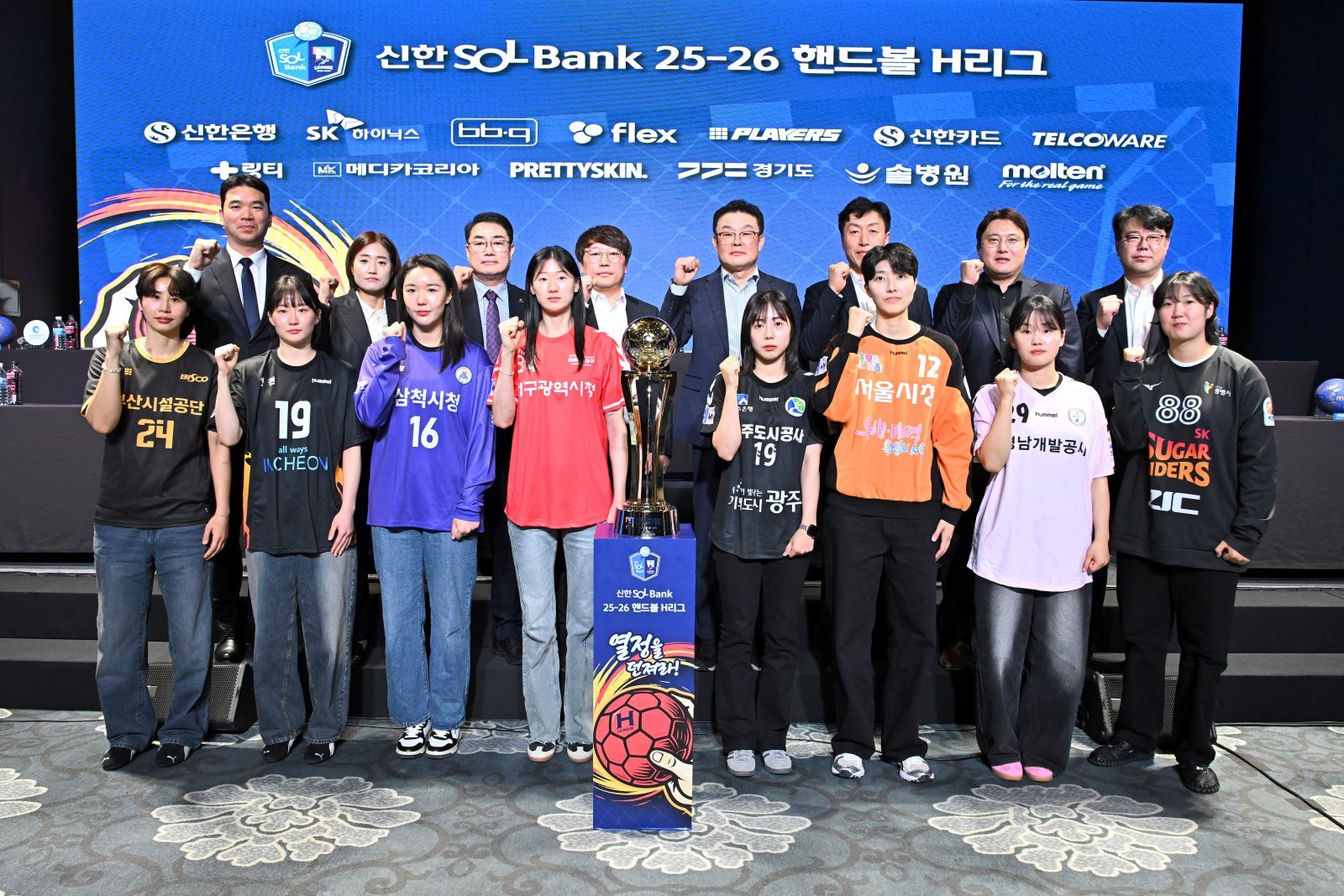 ‘신한 SOL Bank 25-26 핸드볼 H리그’ 여자부 8팀 감독과 대표선수 1명이 30일 서울 강서구 메이필드호텔에서 열린 새 시즌 미디어데이를 마친 뒤 기념촬영을 하고 있다. SK 슈가글라이더즈가 통합 3연패에 도전하는 가운데, 부산시설공단이 강력한 대항마로 지목됐다. 사진은 신창호 부산시설공단 감독, 문필희 인천시청 감독, 이계청 삼척시청 감독, 이재서 대구시청 감독, 오세일 광주도시공사 감독 ,정연호 서울시청 감독, 김현창 경남개발공사 감독, 김경진 SK 슈가글라이더즈 감독, SK 슈가글라이더즈 박조은, 경남개발공사 김아영, 서울시청 정진희, 광주도시공사 김금정, 대구시청 정지인, 삼척시청 박새영, 인천시청 신다래, 부산시설공단 권한나(왼쪽 위부터 시계방향으로). 사진제공│한국핸드볼연맹