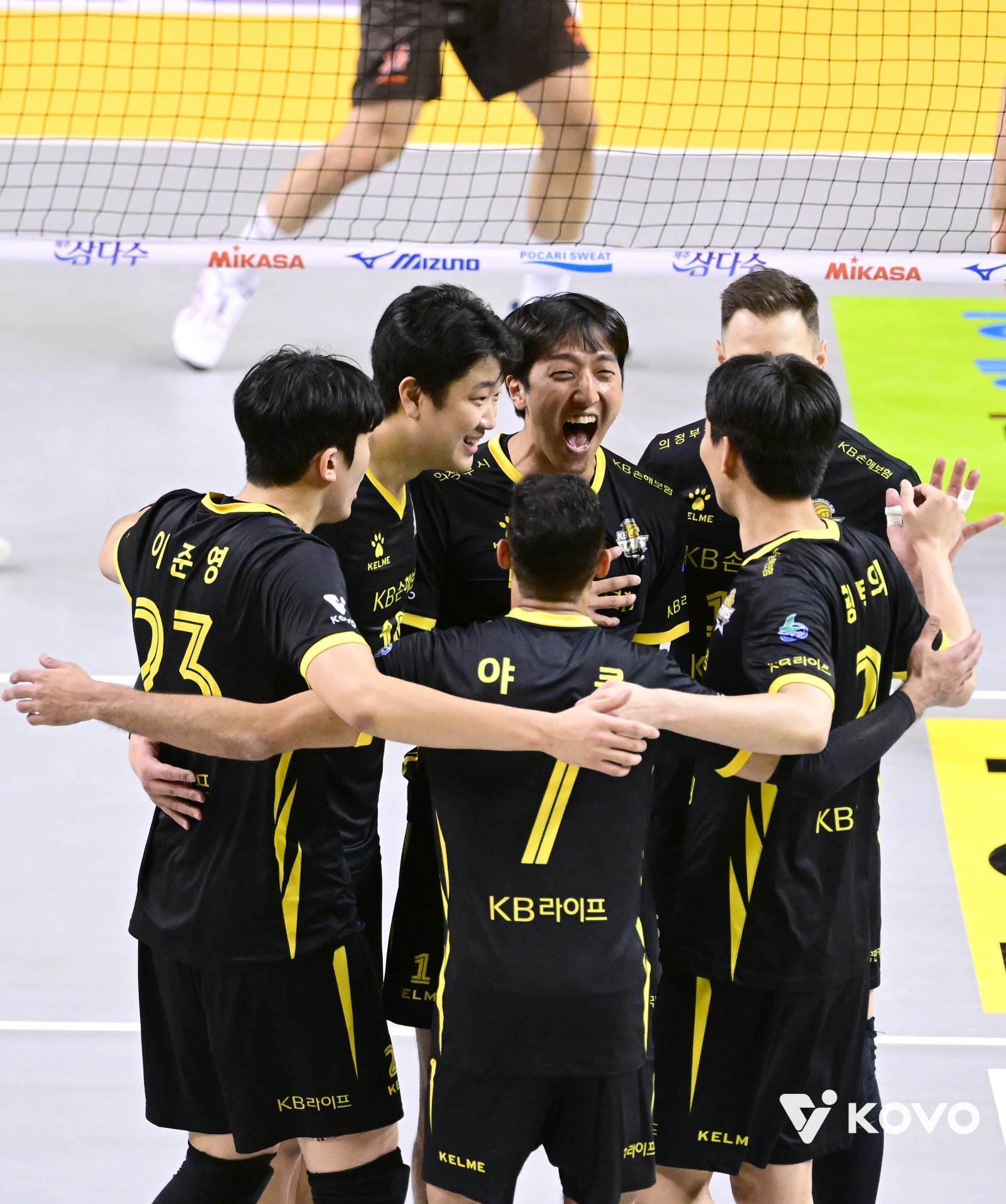 KB손해보험 선수들이 30일 의정부 경민대기념관에서 열린 OK저축은행과 홈경기에서 득점한 뒤 한데 모여 기뻐하고 있다. 사진제공|KOVO