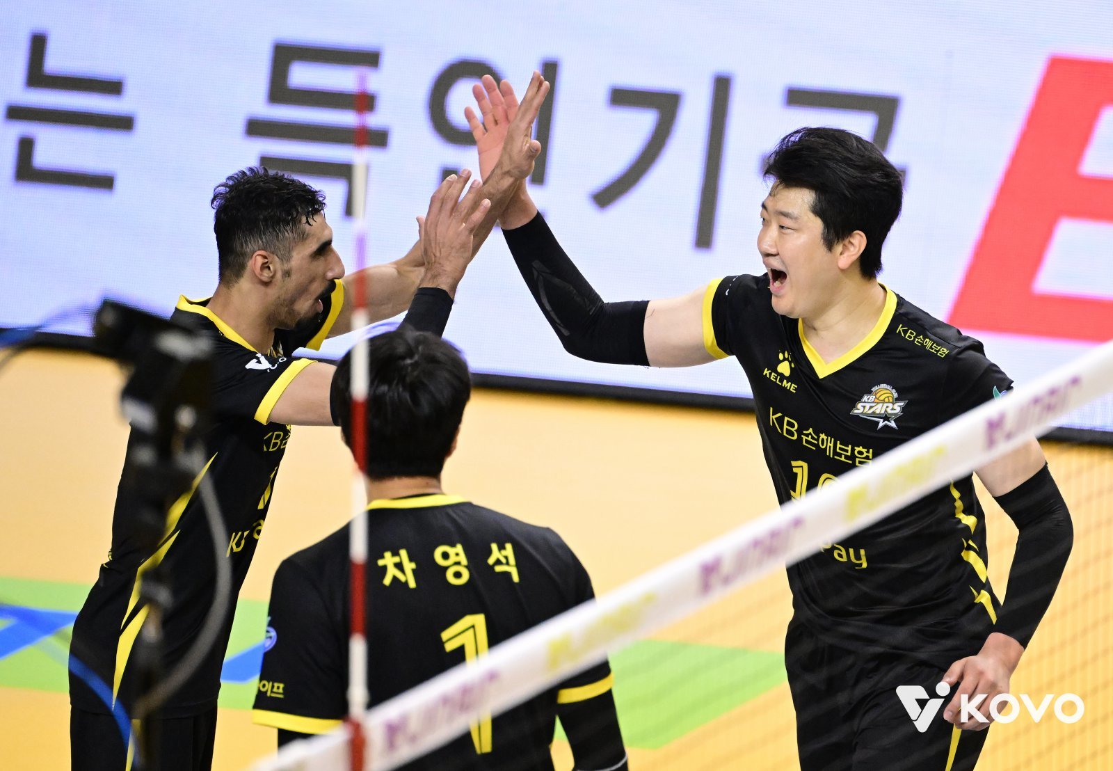 KB손해보험 레프트 모하메드 야쿱(왼쪽)과 나경복(오른쪽)이 30일 의정부 경민대기념관에서 열린 OK저축은행과 홈경기에서 득점한 뒤 손뼉을 마주치고 있다. 사진제공|KOVO