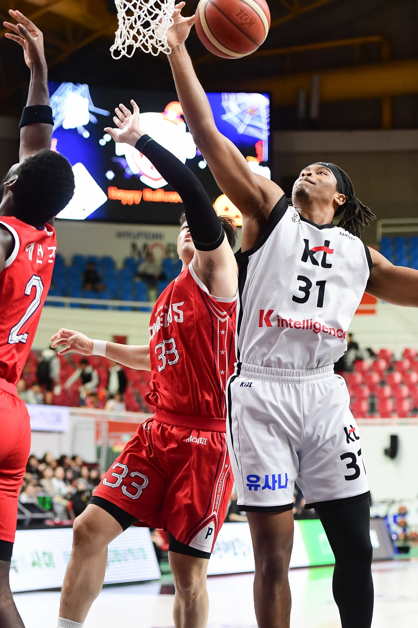 KT 아이재아 힉스(오른쪽)가 30일 울산서 열린 현대모비스와 원정경기서 현대모비스 이승현과 리바운드 싸움을 펼치고 있다. 힉스는 22점으로 팀 승리를 이끌며 선두권 추격의 발판을 마련했다. 사진제공|KBL