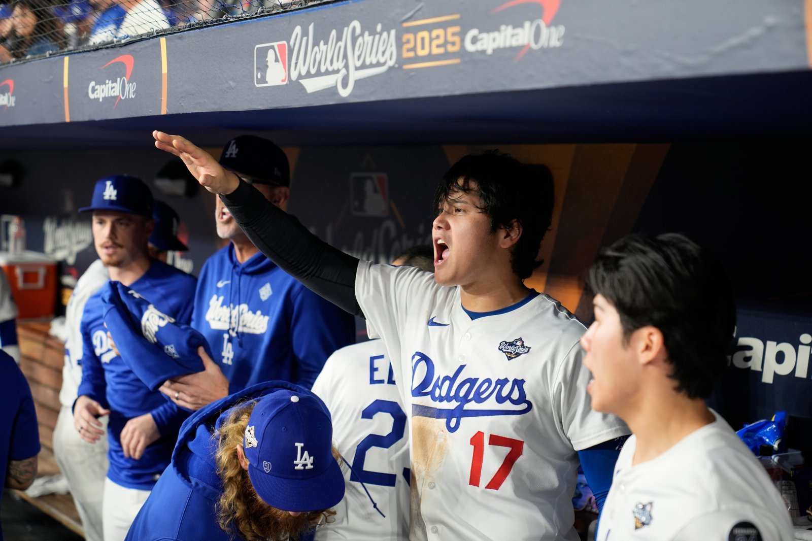 다저스 오타니 쇼헤이(가운데)는 WS 기간 불펜투수로 나설 수 있을까. 벼랑 끝에 놓인 팀은 마운드 보강을 위해 오타니의 불펜등판도 고려하고 있다.|AP뉴시스