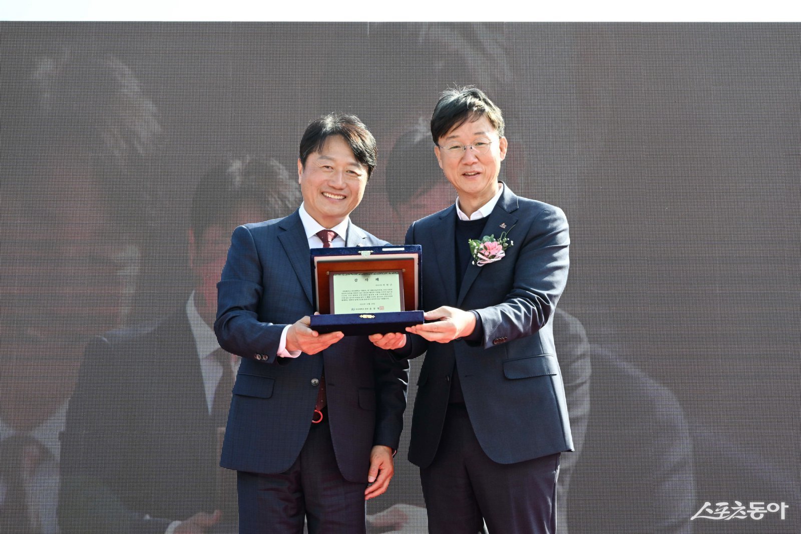 이민근 안산시장(오른쪽)이 윤동열 안산대학교 총장(왼쪽)으로부터 감사패를 전달받고 함께 기념촬영을 하고 있다. 사진제공|안산시