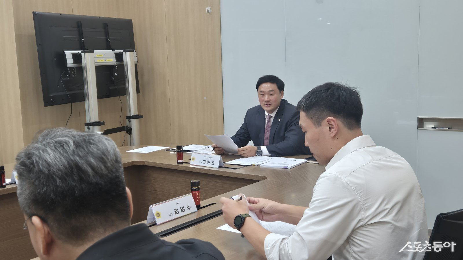 경기도의회 고준호 의원(국민의힘, 파주1)은 지난 30일 파주시 운정신도시 일원에서 발생한 수돗물 탁수(濁水) 사고와 관련해 경기도, LH, 시공사, 하도급업체 관계자 등이 참석한 긴급 대책회의를 주재했다. 사진제공｜고준호 의원