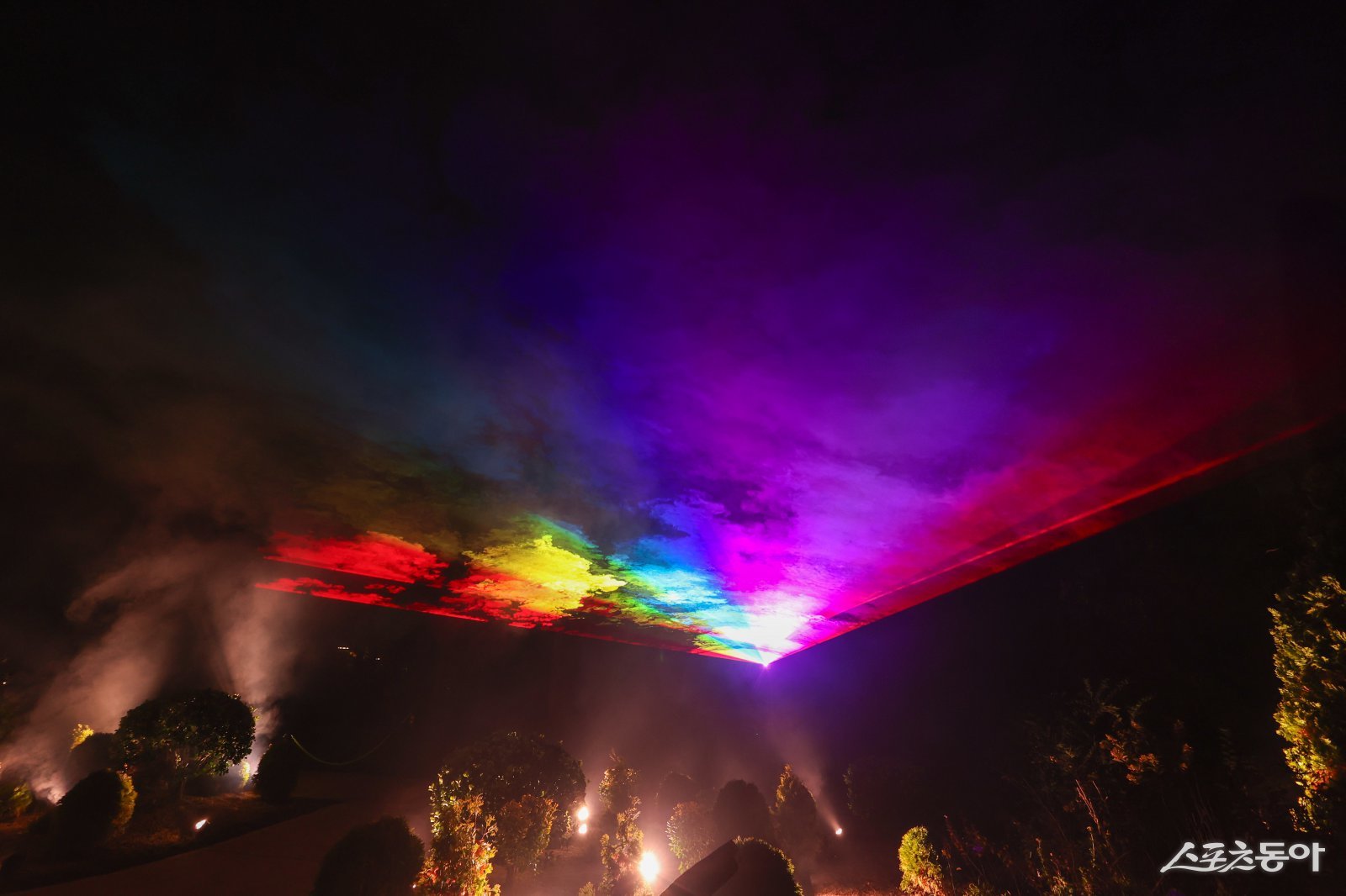 부천시가 지난 30일 ‘부천 루미나래’ 개장식을 열고, 31일부터 본격 운영에 들어갔다(위로는 무지개, 아래로는 안개가 어우러진 무지개·밤이슬 구간 전경). 사진제공|부천시