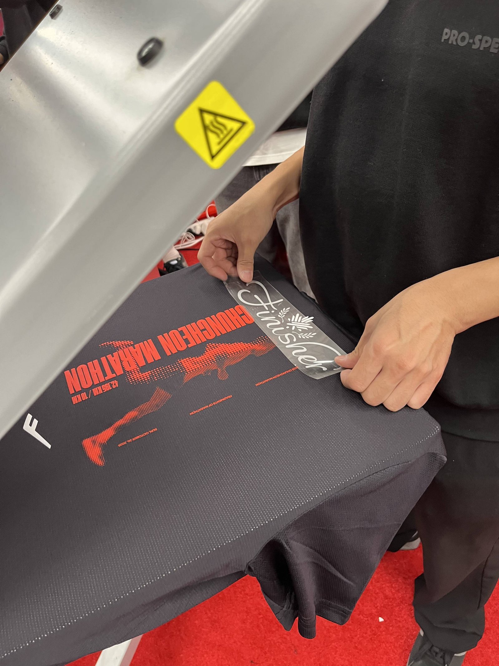 프로-스펙스 ‘달리기의 궤적’ 팝업스토어 현장. 티셔츠 프린팅 서비스