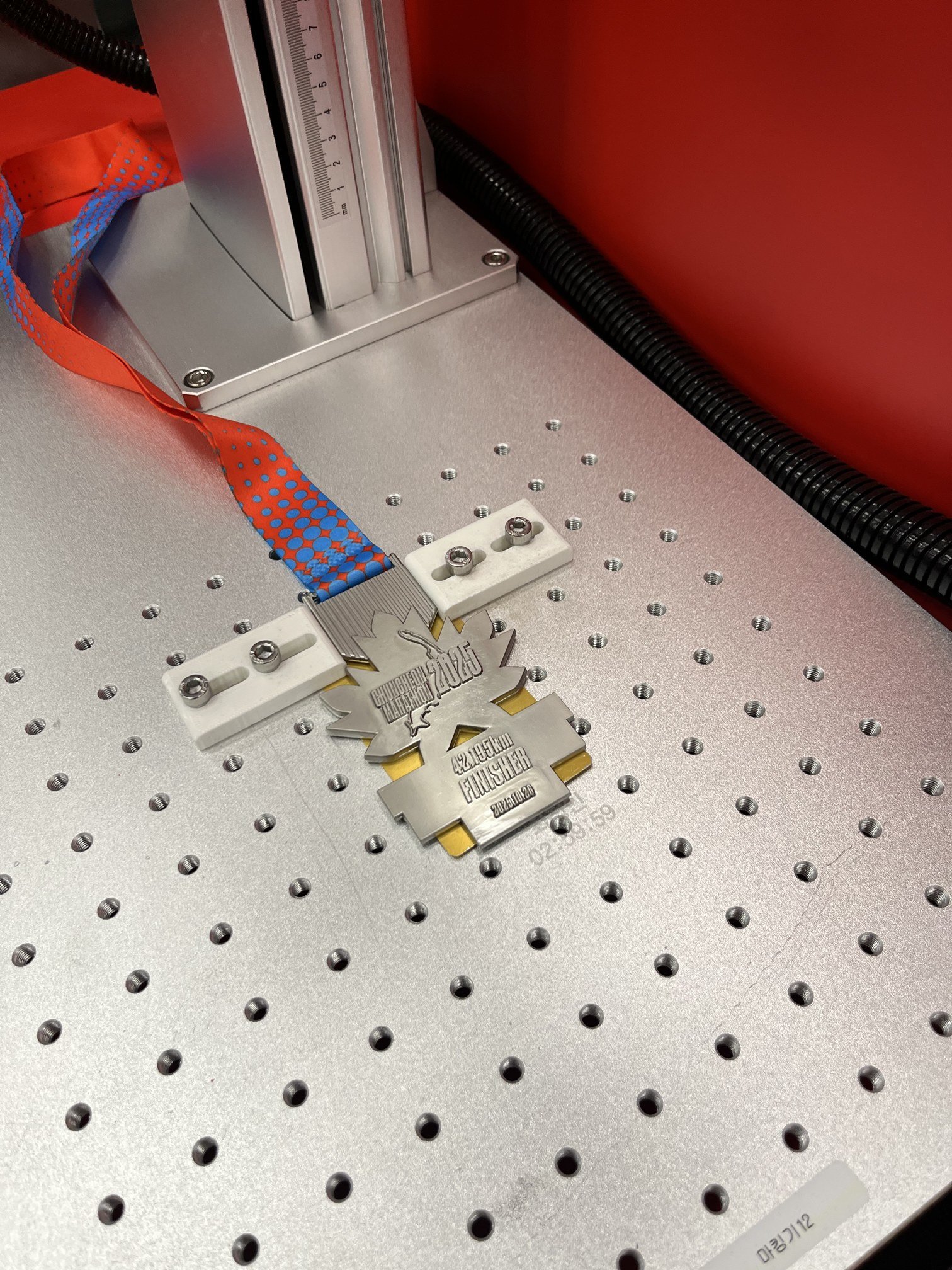 프로-스펙스 ‘달리기의 궤적’ 팝업스토어 현장. 메달 각인 서비스