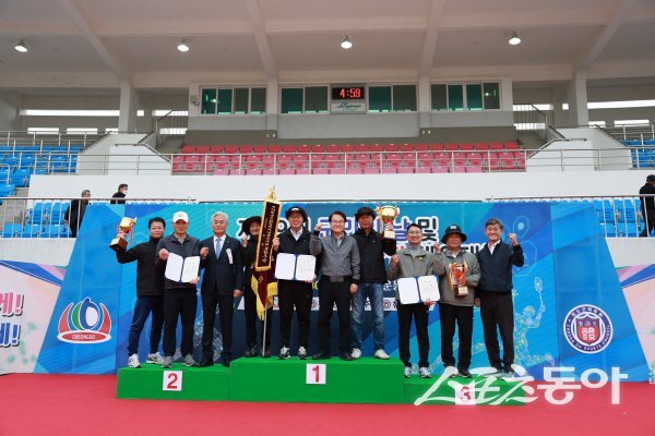 김하수 청도군수가 제74회 청도군민체육대회 종합시상식에서 입상팀들과 파이팅하고 있다. 사진제공 ㅣ 청도군