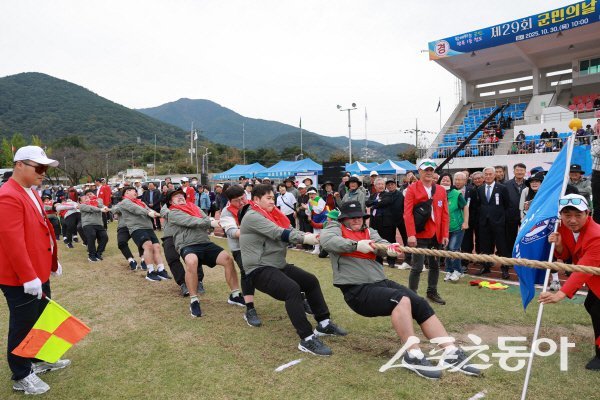제74회 청도군민체육대회에서 줄다리기 경기가 진행되고 있다. 사진제공 ㅣ 청도군