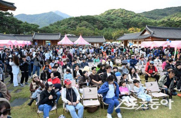 ‘2025년 김천김밥축제’가 15만여명의 관람객이 방문해 북적이는 모습. 사진제공ㅣ김천시