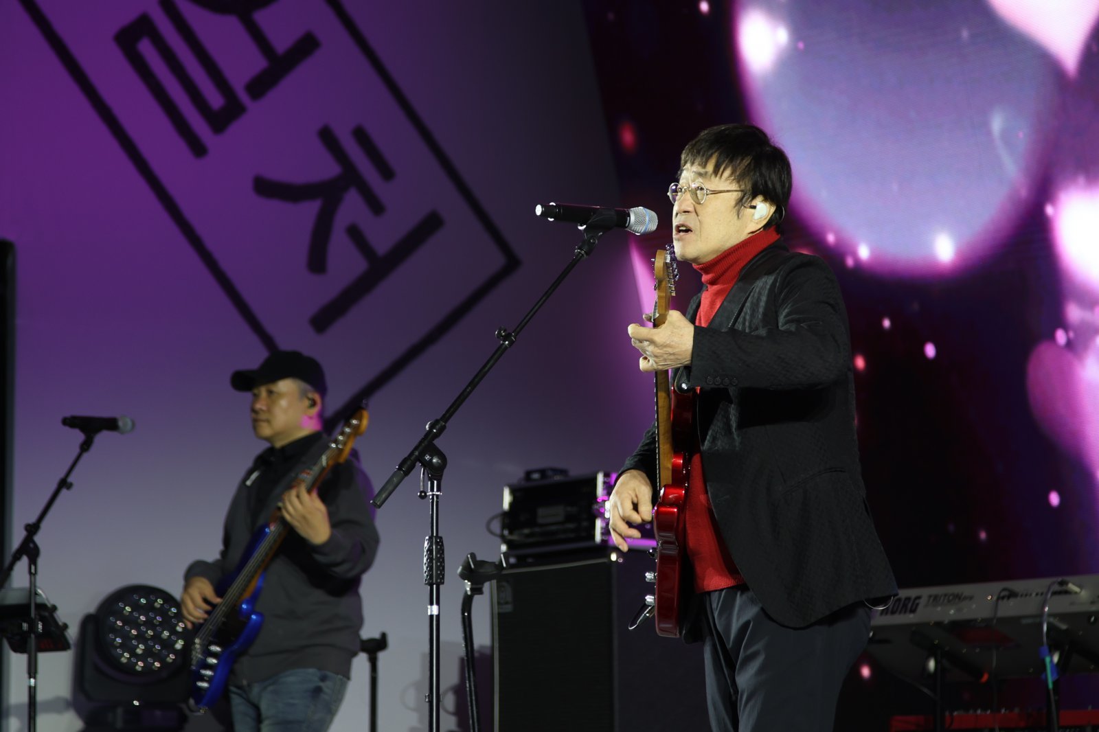 ‘2025 파주페어 북앤컬처’ 개막공연 무대에서 열창하는 뮤지컬 배우 홍지민, 행사 마지막 날 열린 북토크 프로그램 현장, 파주의 가을밤을 노래하며 축제의 대미를 장식한가수 김창완(위 부터). 사진제공ㅣ출판도시문화재단