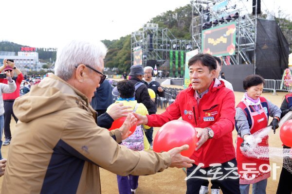 윤경희 청송군수가 청송사과축제 행사 프로그램에 참여해 관광객들과 함께하고 있다. 사진제공 ㅣ 청송군