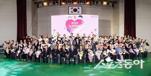 구미시복합스포츠센터에서 노인의 날 기념행사를 열어 지역 어르신들과 관계자들이 기념촬영을 하고 있다. 사진제공ㅣ구미시