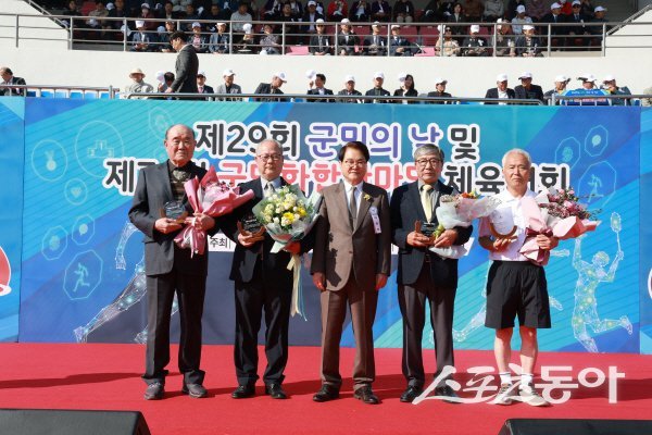 김하수 청도군수가 지역 발전에 기여한 ‘자랑스러운 군민상’을 시상하고 기념 촬영하고 있다. 사진제공 ㅣ 청도군