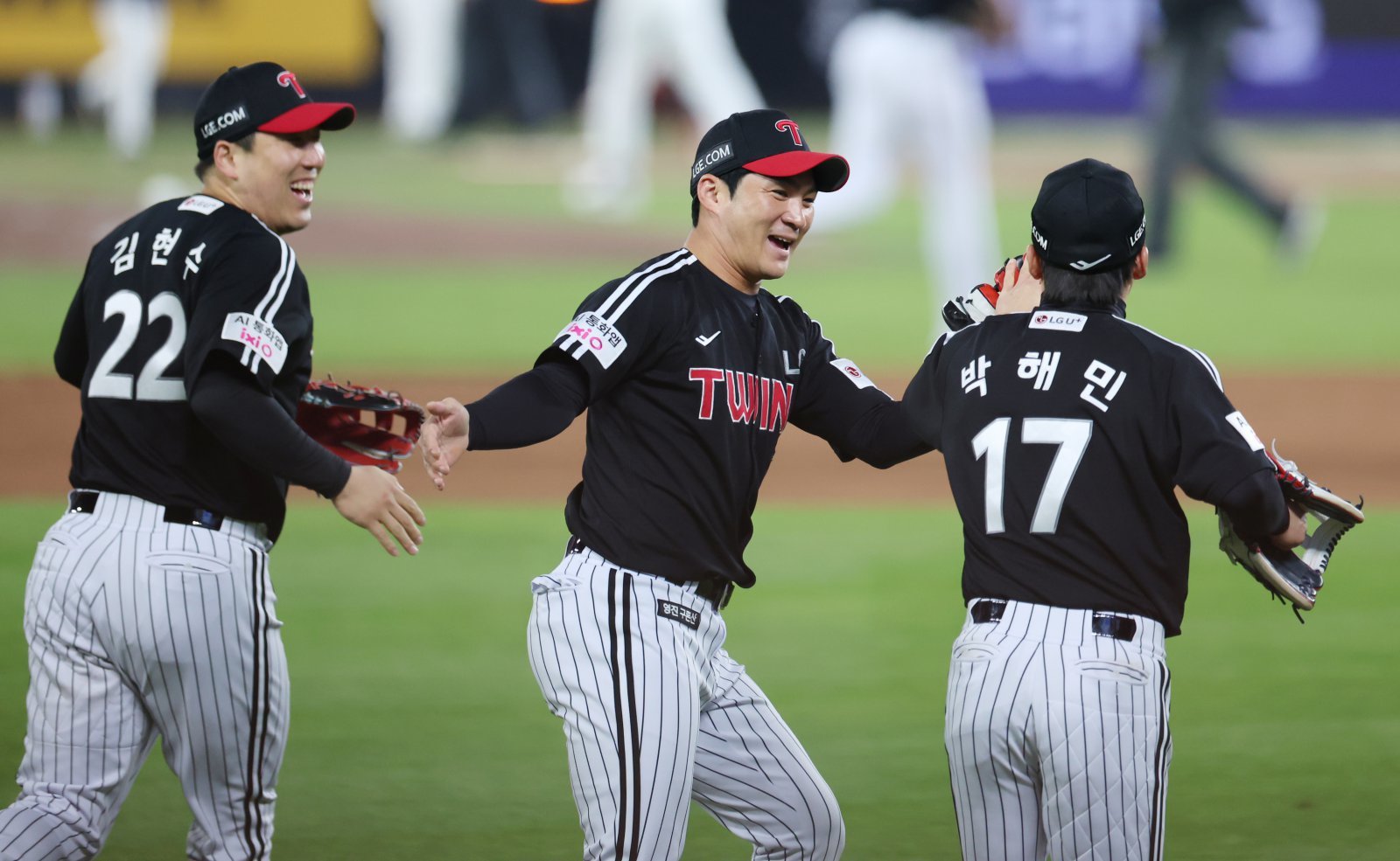 LG가 31일 대전한화생명볼파크에서 열린 한화와 KS 5차전 승리로 통합우승을 달성했다. 대전｜뉴시스