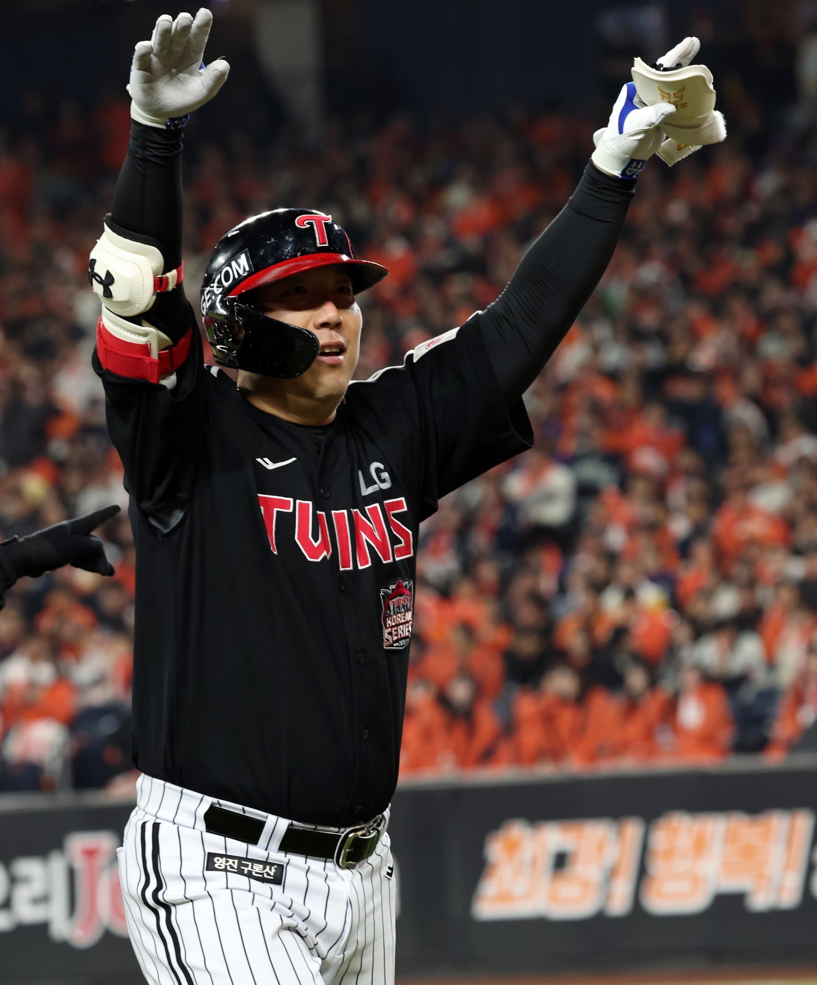 LG 김현수가 31일 대전한화생명볼파크에서 열린 한화와 KS 5차전 도중 대주자와 교체된 뒤 팬들을 향해 세리머니를 펼치고 있다. 대전|뉴시스