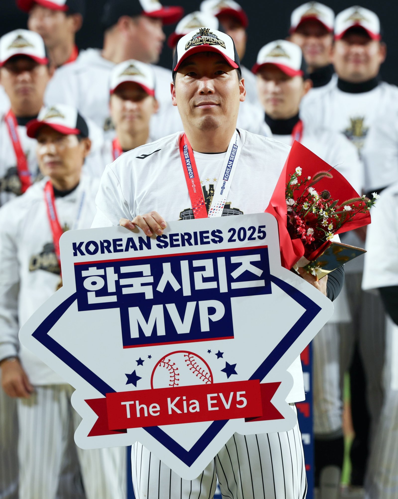 ‘데뷔 20년 만에 첫 KS MVP’ LG 김현수 “내게도 이런 날 올 줄이야”