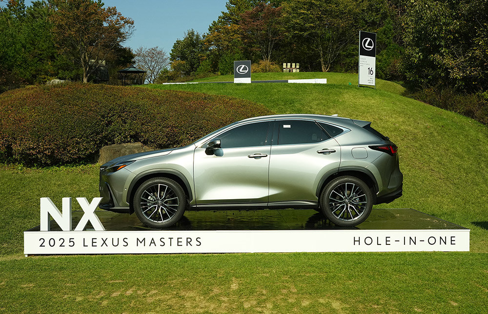 16번 홀 최초 홀인원 기록 선수에게 부상으로 제공되는 렉서스 하이브리드 SUV NX 350h 차량.