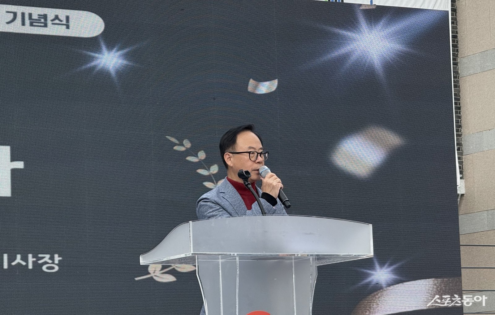 백석 광주광역시자원봉사센터 이사장이 1일 오전 광주역사민속박물관 일원에서 열린 ‘2025 광주광역시 자원봉사박람회’에서 환영사를 하고 있다. 사진제공=박성화 기자