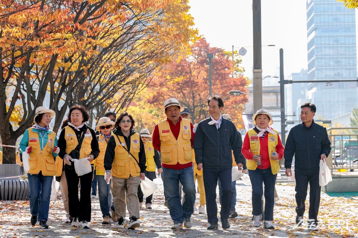 이동환 고양시장(오른쪽 세번째) ‘지구를 살리자’ 적십자회원 걷기대회 동참