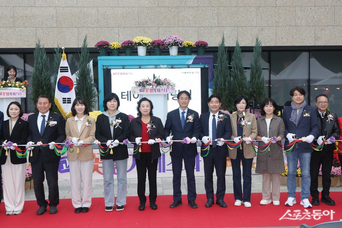올해 마지막 꽃 축제 ‘고양 꽃향기 페스타’ 개막…이동환 시장(윈쪽 여섯번째) 개회사