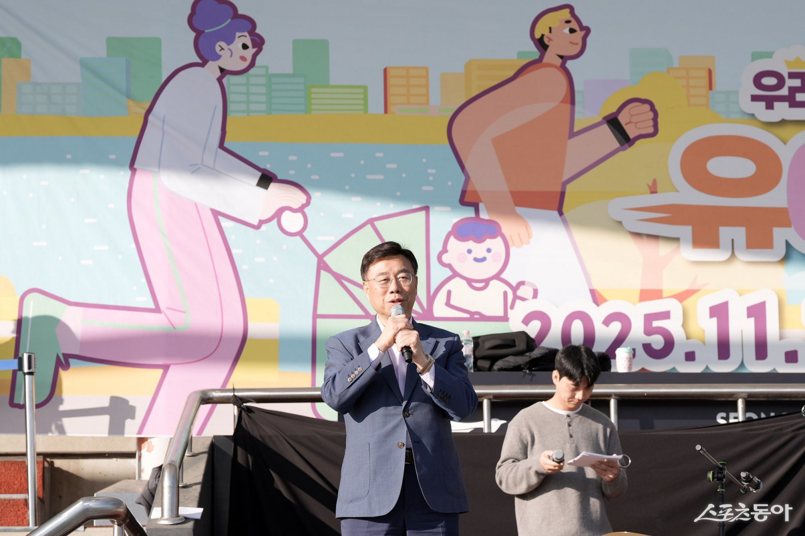 신상진 성남시장은 1일 탄천종합운동장과 탄천변 산책로에서 열린 ‘우리가족 꼬마영웅 유아차 올림픽’에 참석해 참가 가족들을 격려했다. 사진제공ㅣ성남시