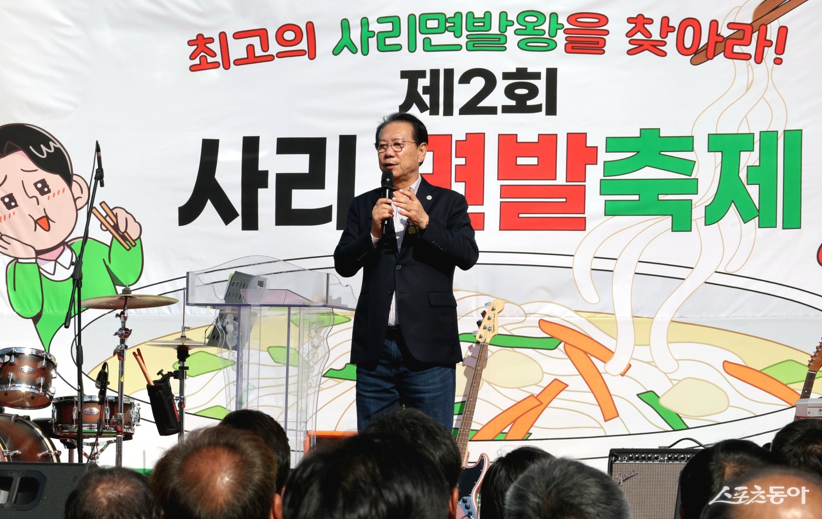 제2회 사리면발축제에서 송인헌 군수가 축사를 하고 있다.사진제공｜괴산군