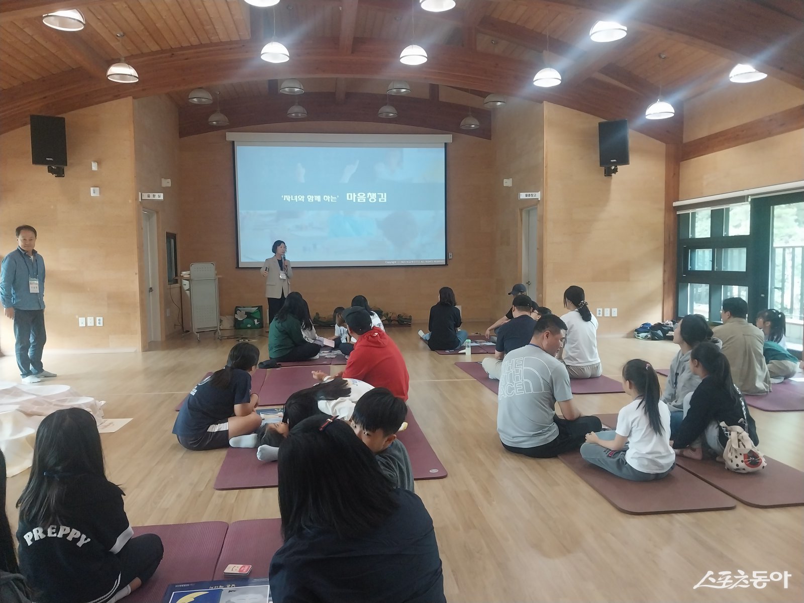 충남교육청(교육감 김지철)은 지난 7월부터 진행한 ‘2025 학부모 마음건강 프로그램’에 이어 후속 프로그램으로 ‘자녀와 함께하는 마음챙김’을 운영했다.사진제공|충남교육청