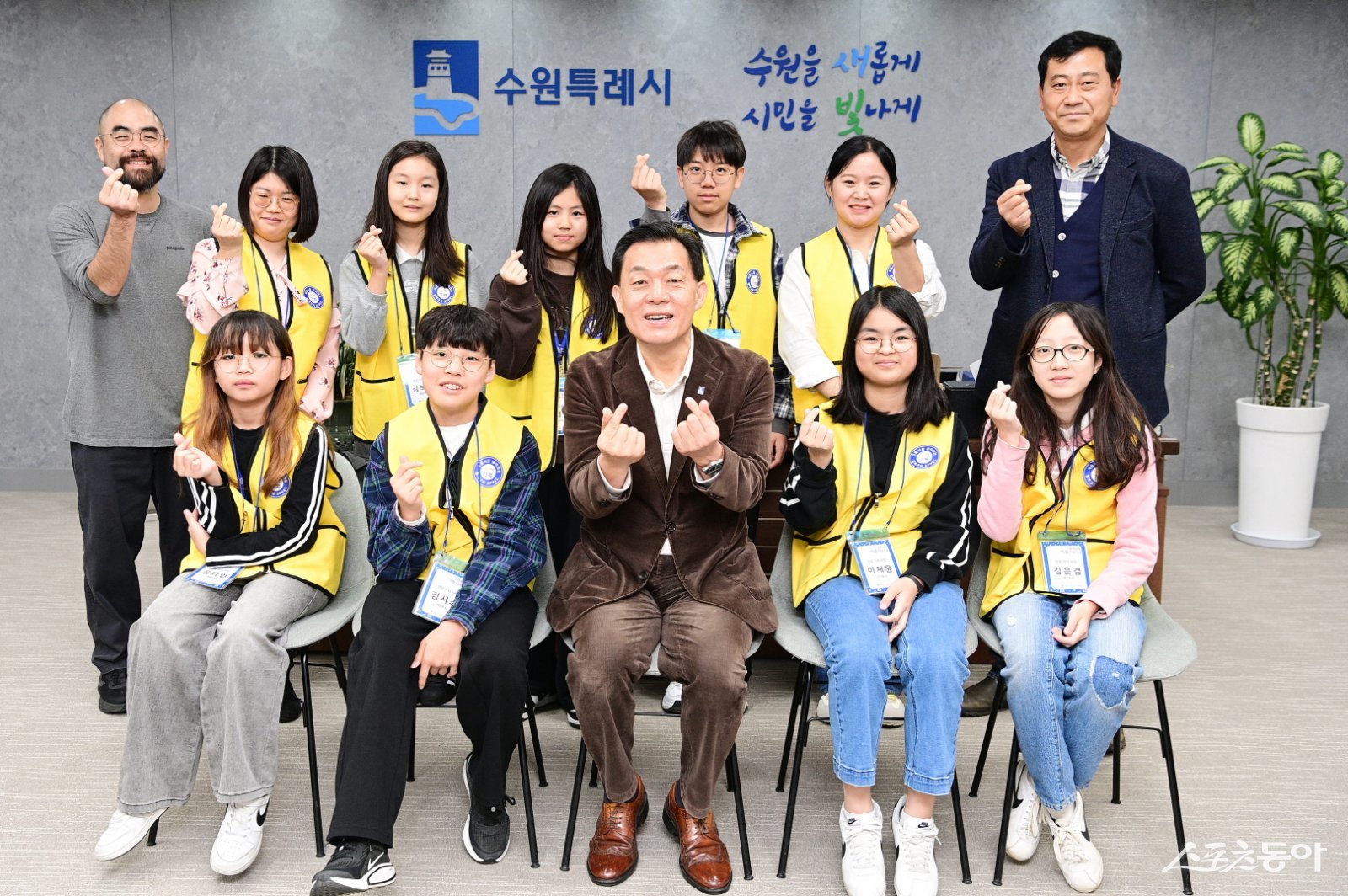 이재준 수원시장(앞줄 가운데)과 청개구리 기자단이 함께하고 있다.사진제공|수원시
