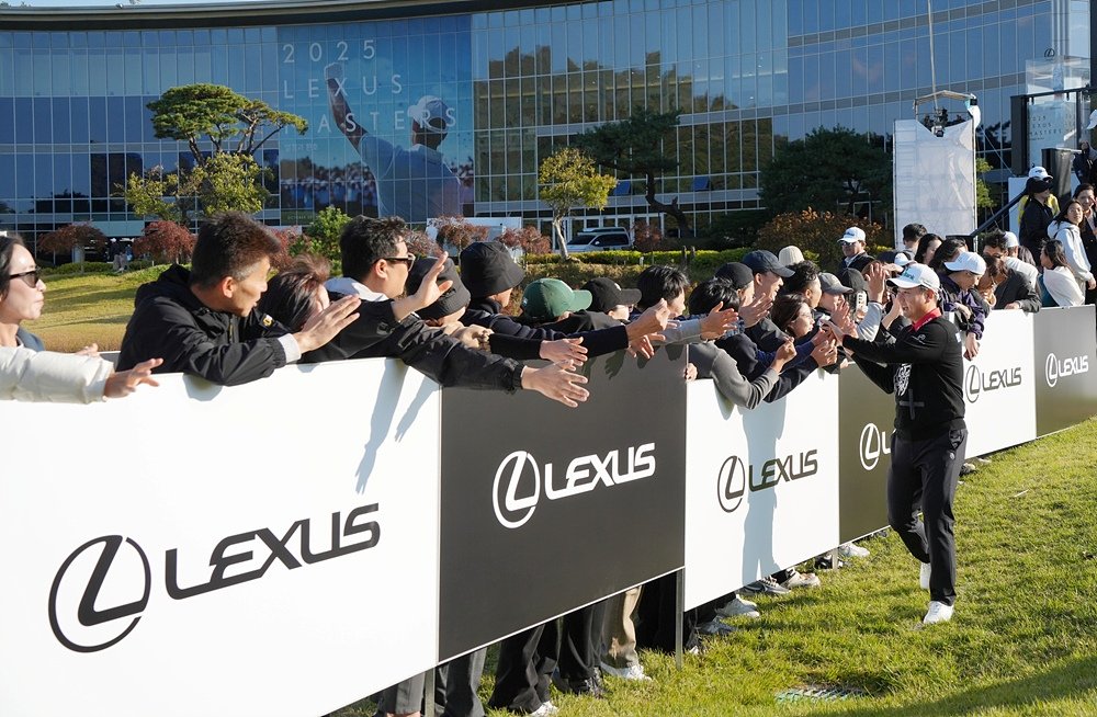 16번 홀에 마련된 하이파이브 존에서 갤러리들과 즐겁게 교감하고 있는 함정우. 사진제공 | KPGA