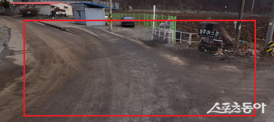 충청북도 괴산군 청천면 청천리 195-6번지 일대에서 공장을 운영 중인 청주아스콘 업체가 농지와 하천을 훼손하고 수질 오염을 초래할 수 있다는 의혹이 제기됐다(현장 모습).사진제공|공익제보자