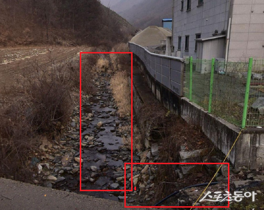 충청북도 괴산군 청천면 청천리 195-6번지 일대에서 공장을 운영 중인 청주아스콘 업체가 농지와 하천을 훼손하고 수질 오염을 초래할 수 있다는 의혹이 제기됐다(현장 모습).사진제공|공익제보자