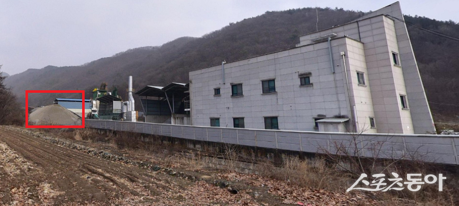 충청북도 괴산군 청천면 청천리 195-6번지 일대에서 공장을 운영 중인 청주아스콘 업체가 농지와 하천을 훼손하고 수질 오염을 초래할 수 있다는 의혹이 제기됐다(현장 모습).사진제공|공익제보자