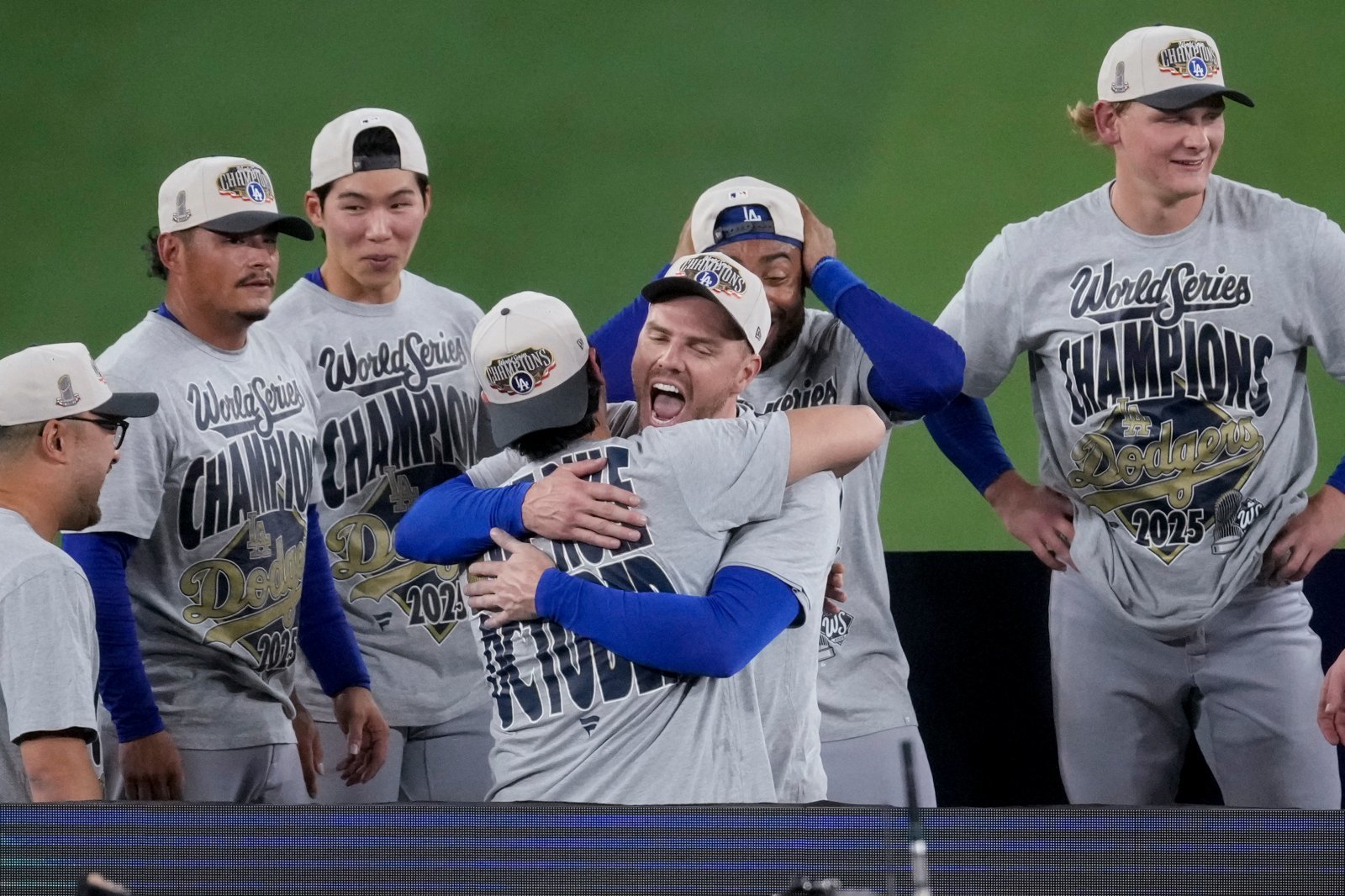 프레디 프리먼(가운데) 등 LA 다저스 선수들이 2일(한국시간) 로저스센터에서 열린 토론토와 WS 7차전에서 5-4로 승리하며 2년 연속 WS를 제패한 뒤 환호하고 있다. 다저스는 통산 9번째이자 2년 연속 정상에 올랐다. ‘코리안 빅리거’ 김혜성(왼쪽에서 2번째)는 한국 선수로는 2001년 애리조나 김병현에 이어 2번째로 WS 반지를 손에 넣었다. 토론토(캐나다 온타리오주)|AP뉴시스
