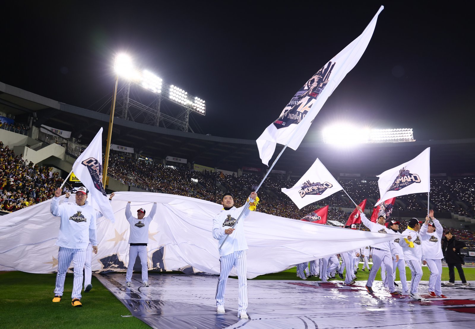 LG는 지난달 31일 대전서 열린 한화와 KS 5차전서 4-1로 승리하며 2023시즌 이후 2년 만에 통합 우승을 확정했다. 팀의 다음 목표는 2010년대 삼성처럼 탄탄한 왕조를 구축하는 것이다.｜뉴시스