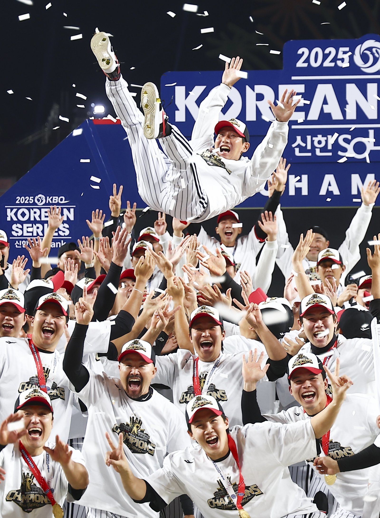 LG는 지난달 31일 대전서 열린 한화와 KS 5차전서 4-1로 승리하며 2023시즌 이후 2년 만에 통합 우승을 확정했다. 팀의 다음 목표는 2010년대 삼성처럼 탄탄한 왕조를 구축하는 것이다.｜뉴시스