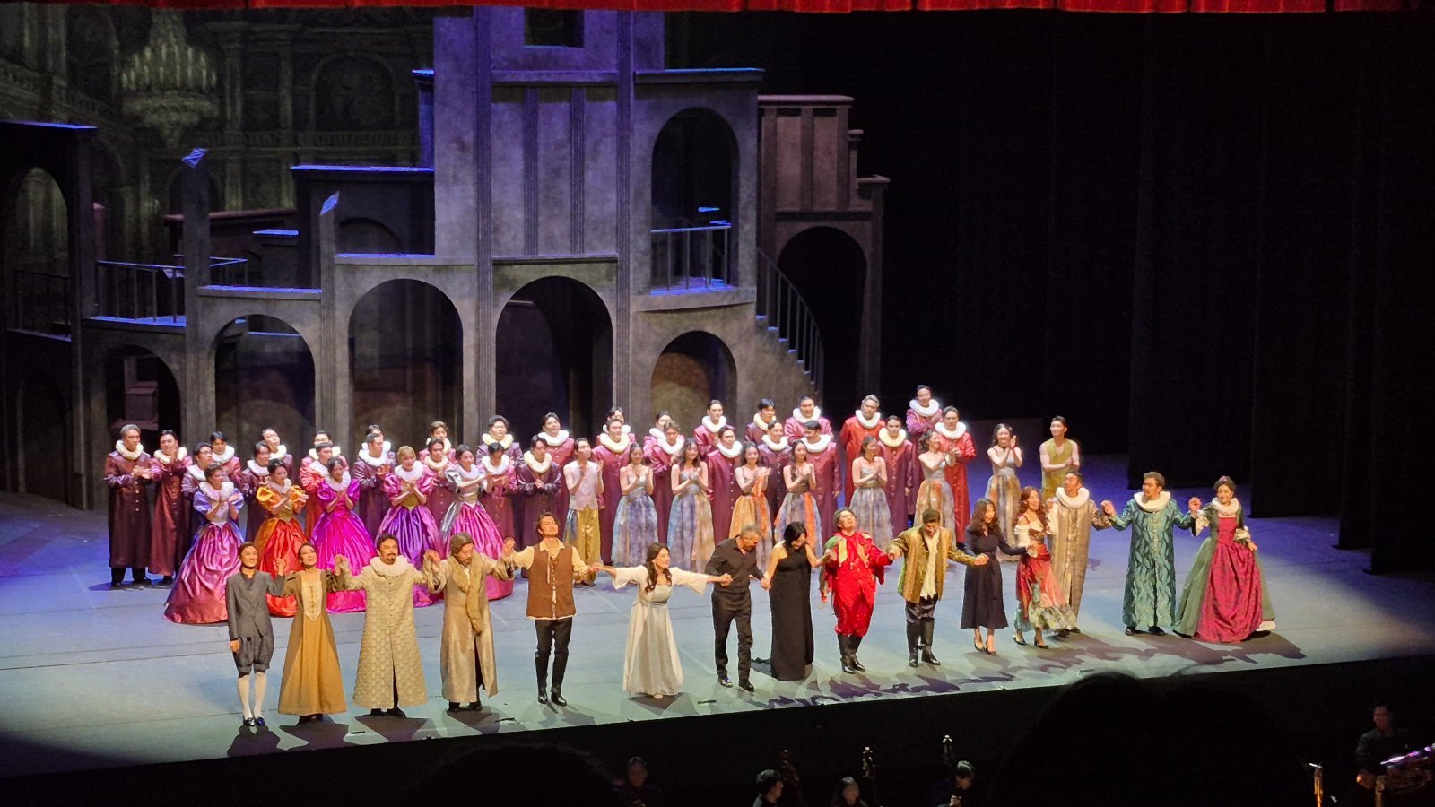 커튼콜에서 인사하고 있는 출연자들