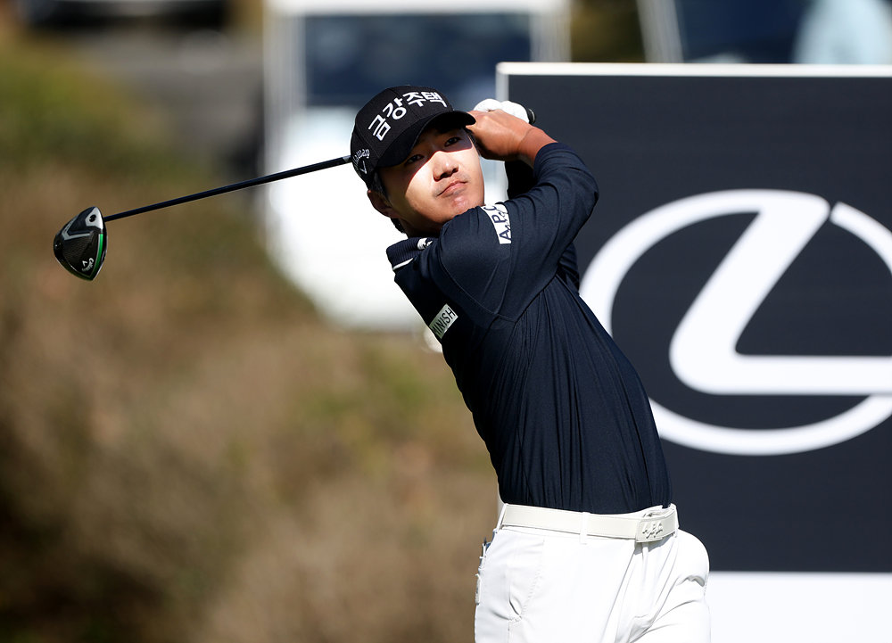 렉서스 마스터즈 최종 라운드 4번 홀에서 티샷을 하고 있는 옥태훈. 사진제공 | KPGA
