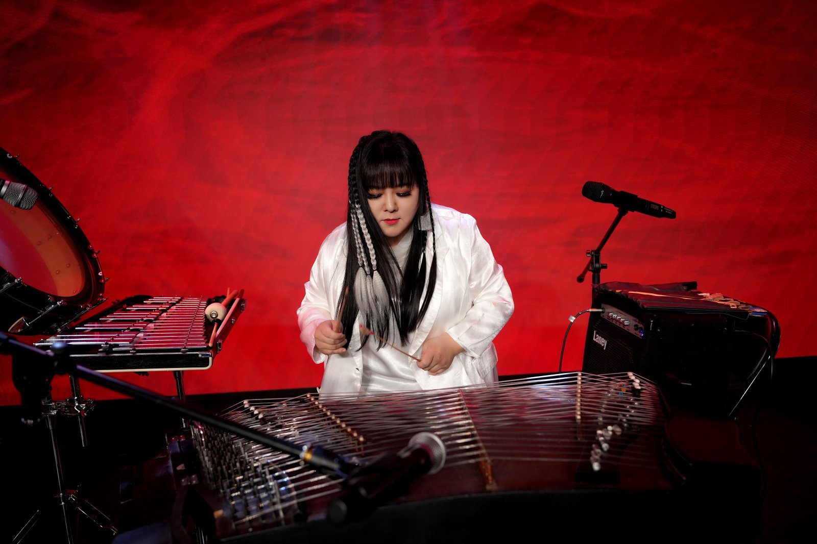 윤은화의 양금 연주 모습. 윤은화는 11월 1일 경주에서 열린 APEC 한·중 정상회담 국빈만찬에서 자신이 개량한 56현 양금으로 자작곡을 연주해 큰 관심을 받았다.