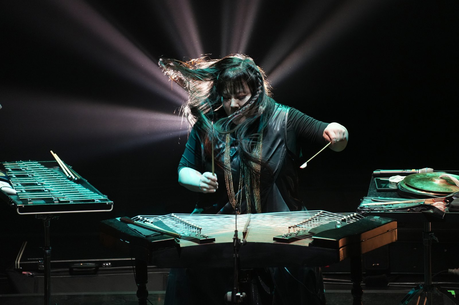 양금 연주자이자 작곡가, 악기 제작자, 교육자로 활동하고 있는 윤은화는 세계 무대로부터 끊임없는 연주 요청을 받고 있다.