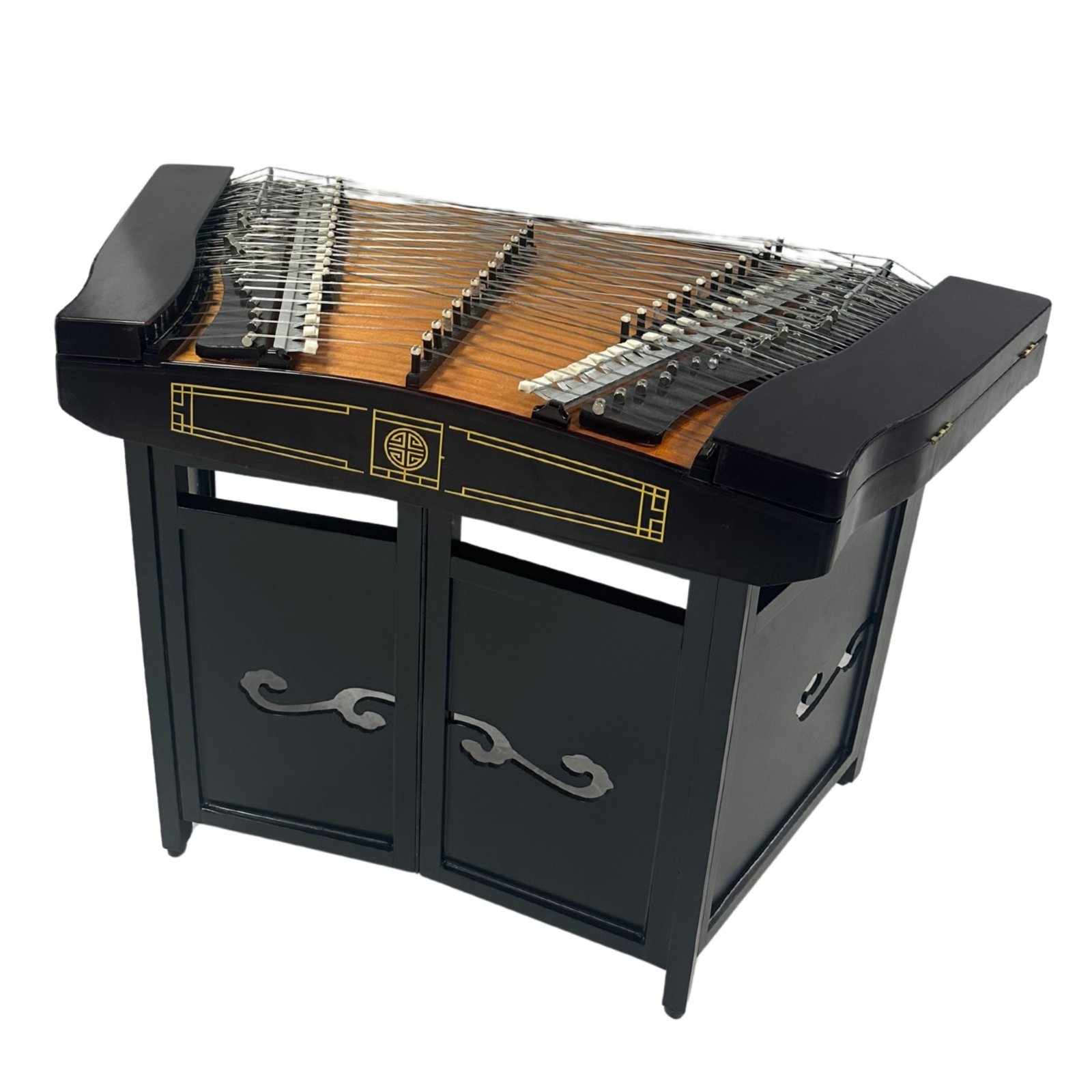 윤은화가 직접 개량한 56현 양금. 현존하는 국악기 중 가장 음역이 넓은 악기로 클래식, 월드뮤직, 전자음악 등 다양한 음악 장르에 활용되고 있다. 이번 국빈 만찬 연주에서도 56현 양금이 사용됐다.