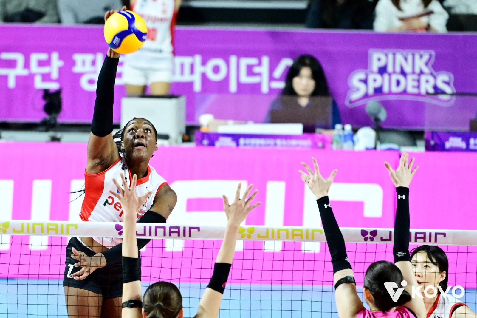 페퍼저축은행 외국인 공격수 조이(왼쪽)가 2일 인천삼산월드체육관에서 열린 흥국생명과 원정경기 도중 스파이크를 하고 있다. 사진제공|KOVO