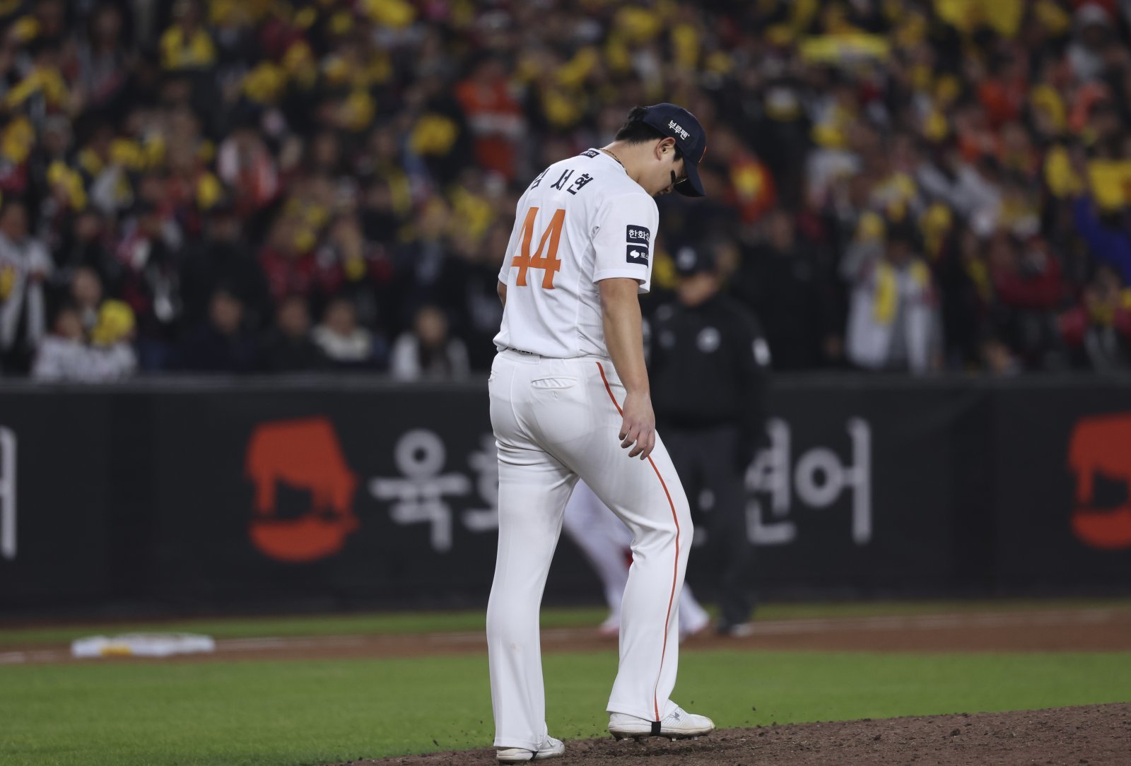 한화 김서현이 30일 대전한화생명볼파크에서 열린 ‘2025 신한 SOL 뱅크 KBO PS’ LG와 한국시리즈 4차전에 등판해 9회초 LG 박동원에게 2점홈런을 맞은 뒤 아쉬워하고 있다. 대전｜뉴시스