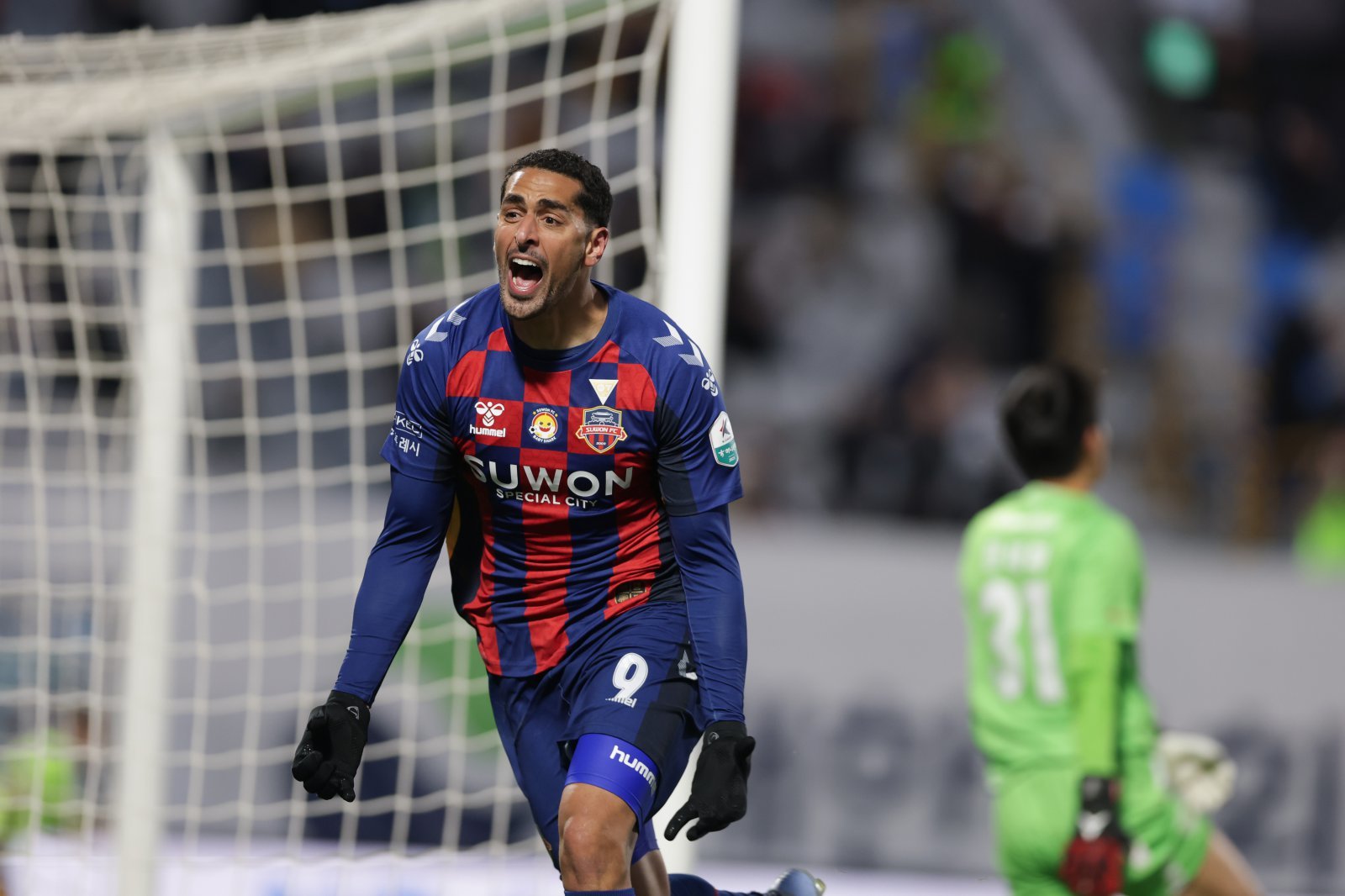 수원FC 싸박이 2일 대구와 K리그1 35라운드 홈경기서 헤더골을 터트린 뒤 환호하고 있다. 시즌 17호골로 득점 선두를 굳게 지켰다. 사진제공|한국프로축구연맹