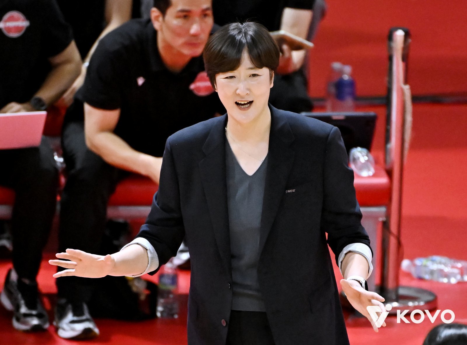 페퍼저축은행 장소연 감독이 2일 인천삼산월드체육관에서 열린 흥국생명과 원정경기서 세트 스코어 3-0 완승을 거둔 뒤 “오늘까지만 좋은 기분을 즐기겠다. 다시 앞을 향해 나아가겠다”고 말했다. 사진제공|KOVO