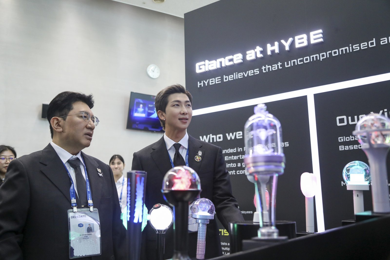 apec 하이브 홍보 부스에 전시된 응원봉 컬렉션.jpg