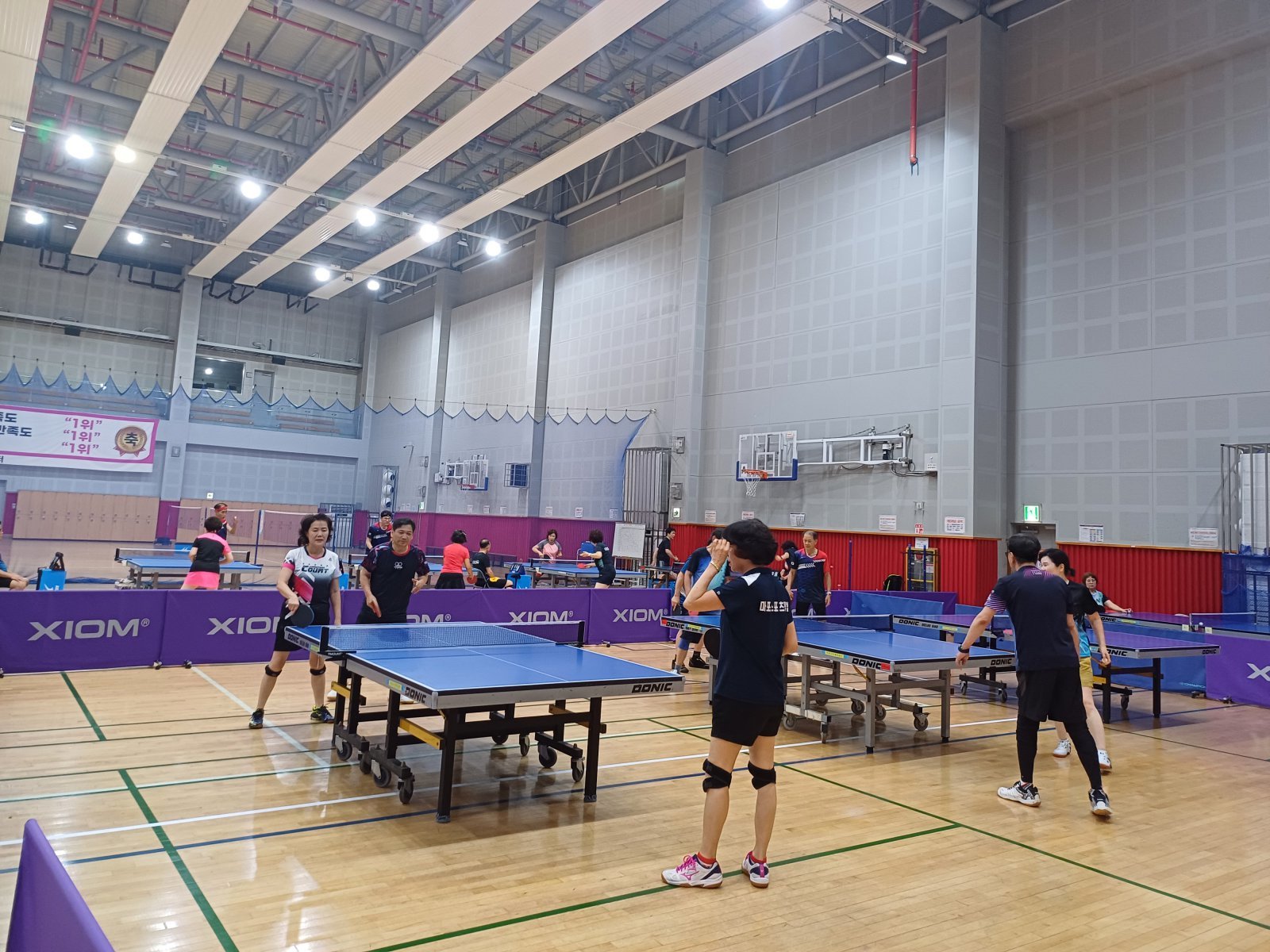 탁구는 남녀노소 모두 즐길 수 있는 특징을 앞세워 세대간 연결고리 역할을 톡톡히 해내고 있다. 체육계는 탁구를 매개로 한 세대간 교류를 통해 구성원들의 심신이 건강해지면 우리 사회가 더 좋아질 것이라고 믿는다. 사진은 마포스포츠클럽에서 탁구를 하는 동호인들의 모습. 사진제공│마포스포츠클럽