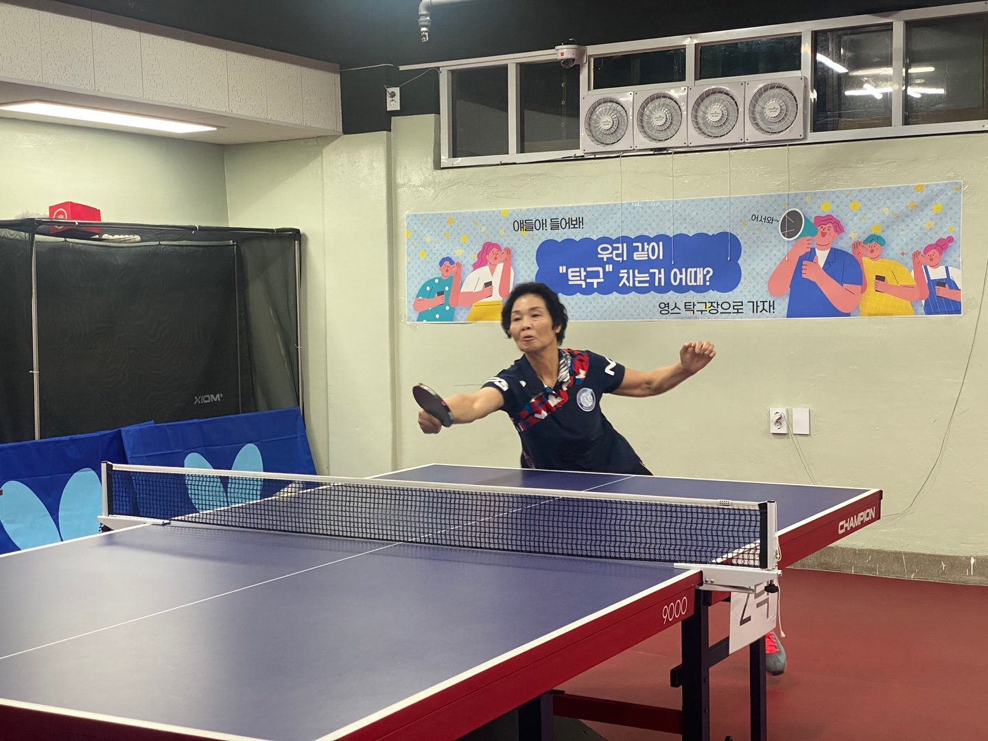탁구는 남녀노소 모두 즐길 수 있는 특징을 앞세워 세대간 연결고리 역할을 톡톡히 해내고 있다. 체육계는 탁구를 매개로 한 세대간 교류를 통해 구성원들의 심신이 건강해지면 우리 사회가 더 좋아질 것이라고 믿는다. 사진은 마포스포츠클럽에서 탁구를 하는 동호인들의 모습. 사진제공│마포스포츠클럽