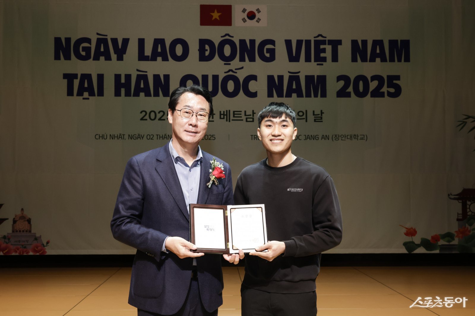 정명근 화성특례시장이 수상자와 함께 기념촬영을 하고있다(왼쪽 정명근 시장).사진제공｜화성시