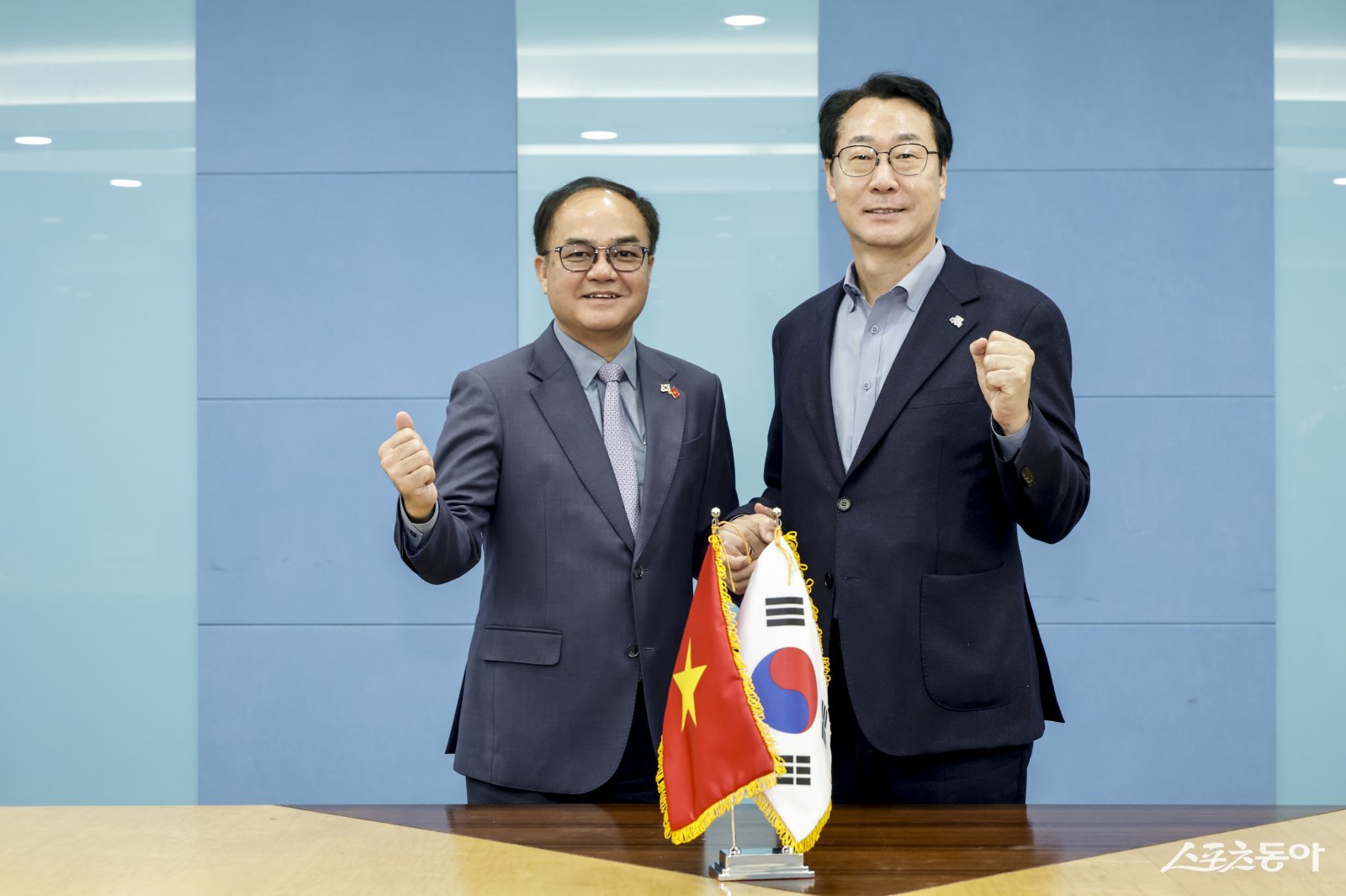 정명근 화성특례시장이 부 찌엔 탕베트남 내무부 차관과 함꼐 기념촬영을 하고 있다(오른쪽 정명근 시장).사진제공｜화성시