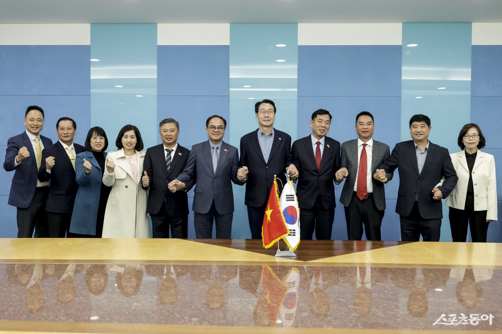 정명근 화성특례시장이 참석 내빈들과 함께 기념촬영을 하고 있다(왼쪽부터 일곱번째 정명근 시장).사진제공｜화성시